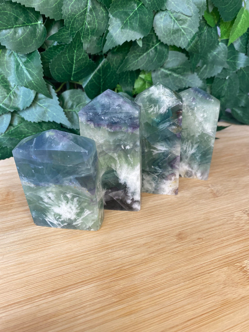 Tours de fluorite en plumes