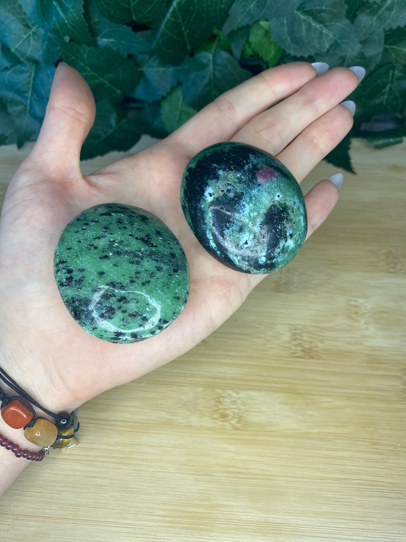 Pierres de palmier rubis zoisite