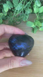 Chargez et lisez la vidéo dans la visionneuse Galerie, Coeurs de labradorites
