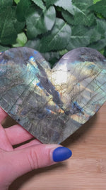 Chargez et lisez la vidéo dans la visionneuse Galerie, * Labradorite Heart Carving
